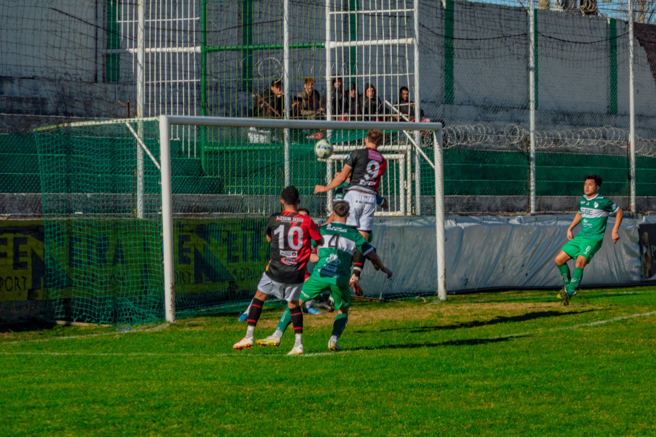 POLLA LLEGO CON EL “PANE” BAJO EL BRAZO Y SPORTING GANO EN LA LOMA