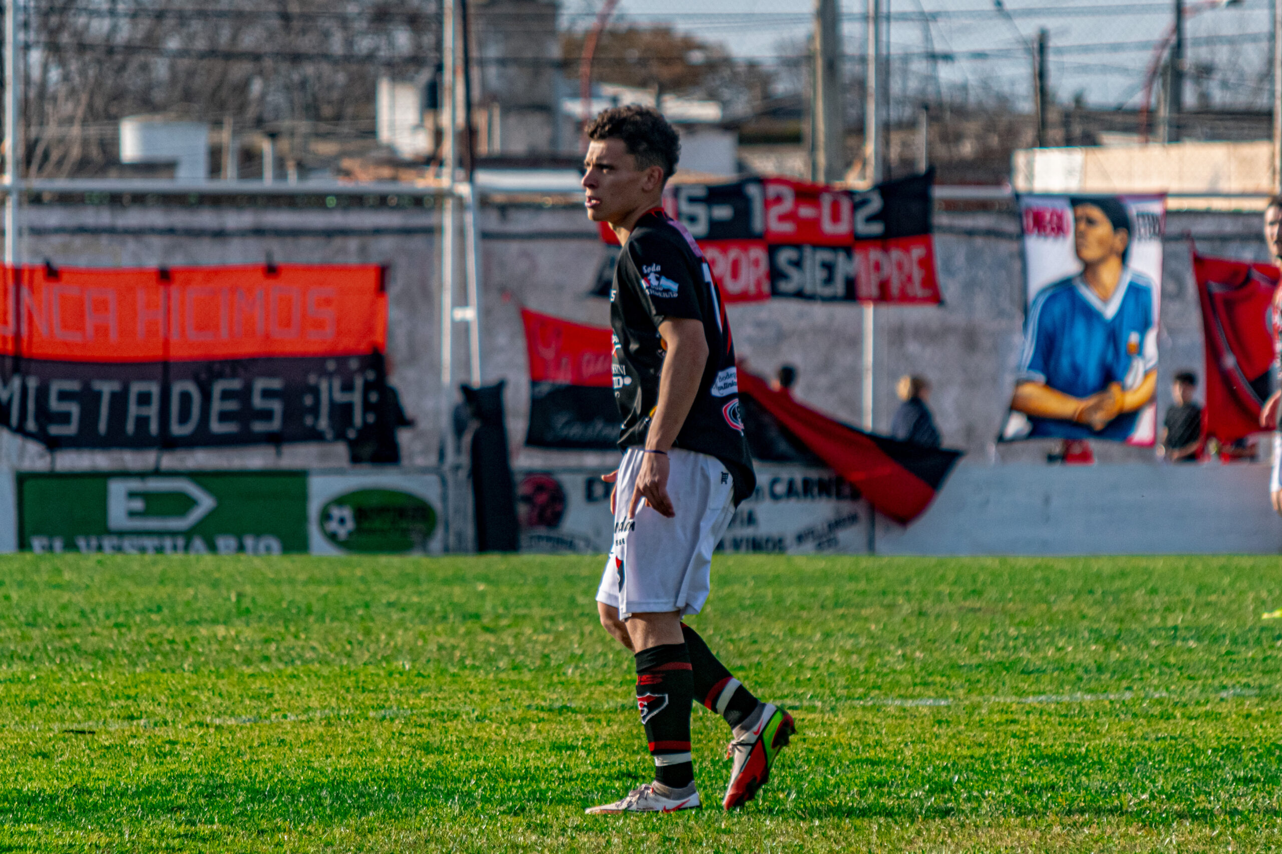 SPORTING RECIBE AL CAMPEON LINIERS EN EL MENDIZABAL