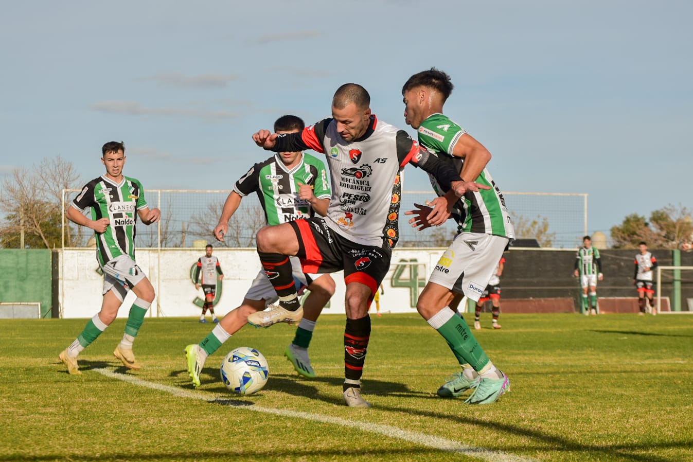 PARA VOLVER A SER: SPORTING VISITA A VILLA MITRE EN EL FORTIN