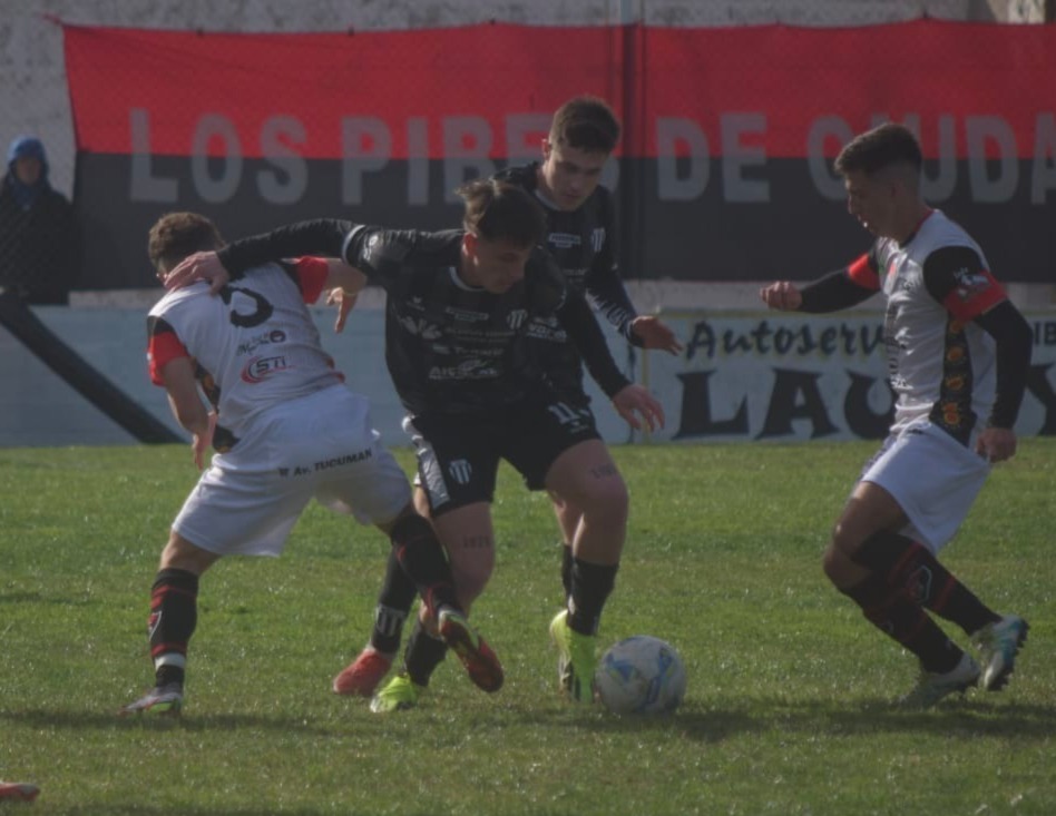 SPORTING SUFRIO DOS MINUTOS DE FURIA Y CAYO ANTE LINIERS EN EL MENDIZABAL