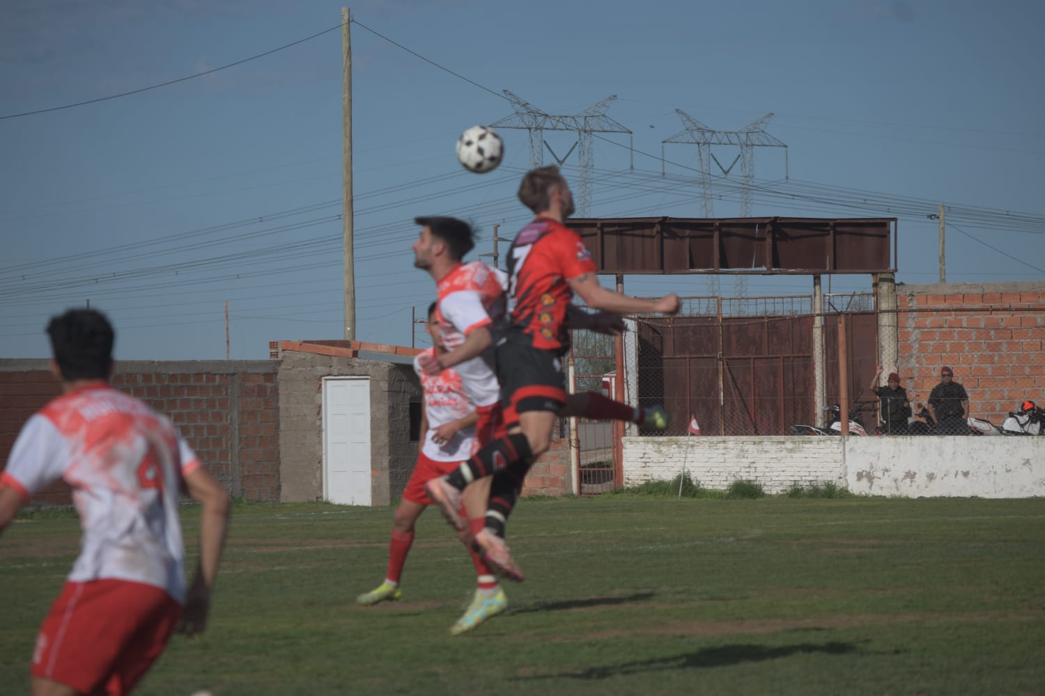 SUBE COMO UN “GLOBO”: SPORTING LE GANO A HURACAN Y ES LIDER DEL OFICIAL