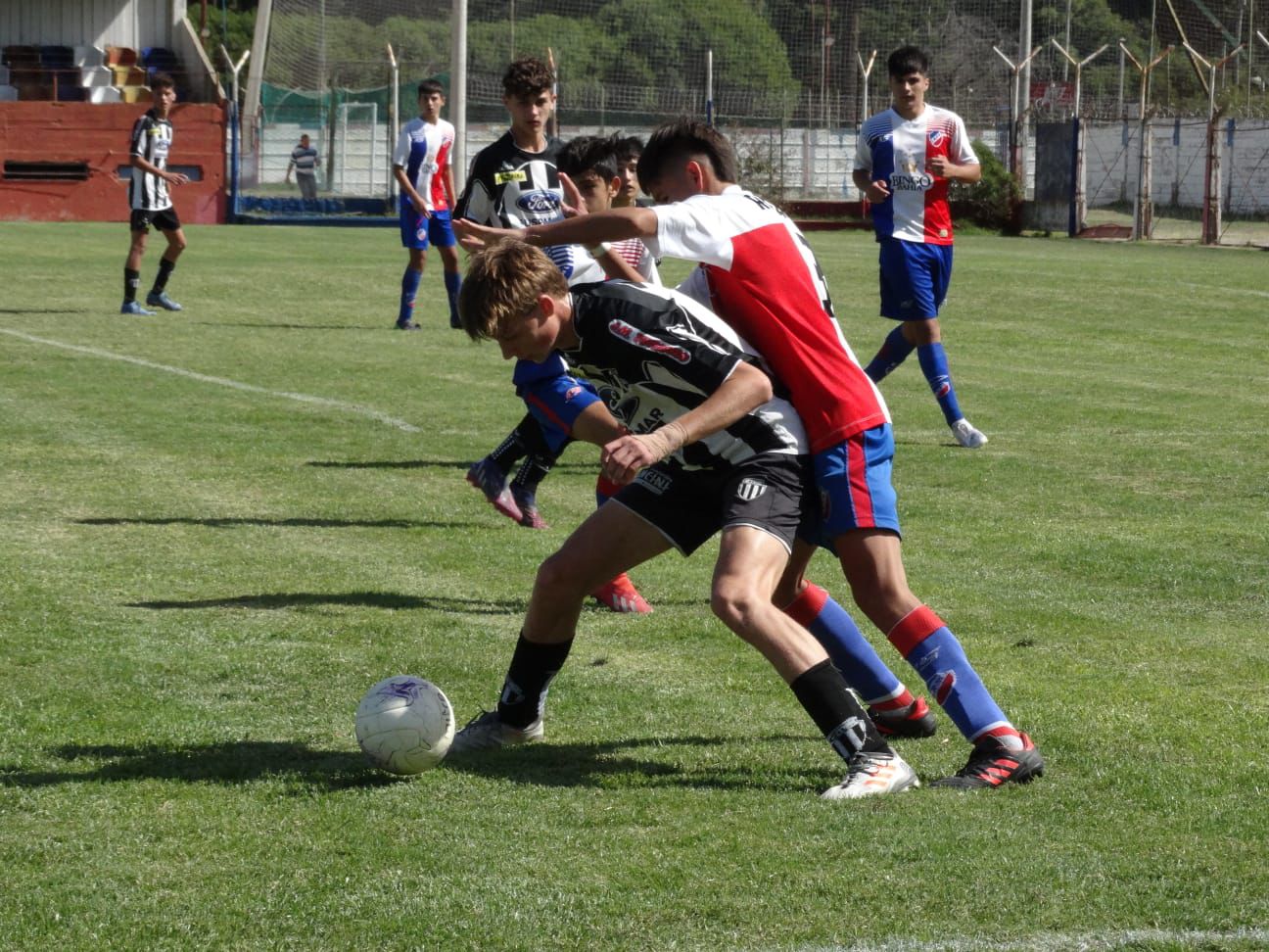 FUTBOL MENOR Y JUVENIL: ROSARIO ENFRENTO A LINIERS B