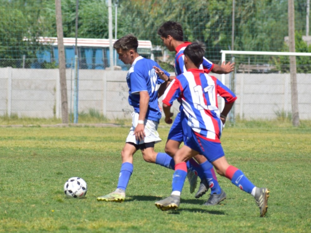 MENORES Y JUVENILES: ROSARIO JUGO ANTE LA ARMONIA