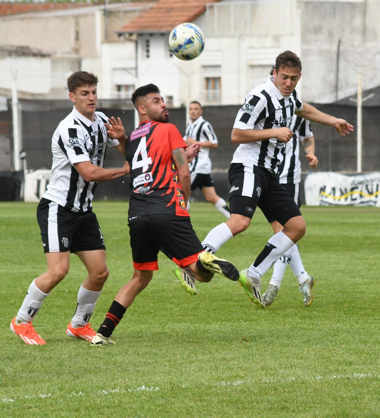 UN FLOJO SPORTING CAYO ANTE LINIERS EN LA AVENIDA ALEM