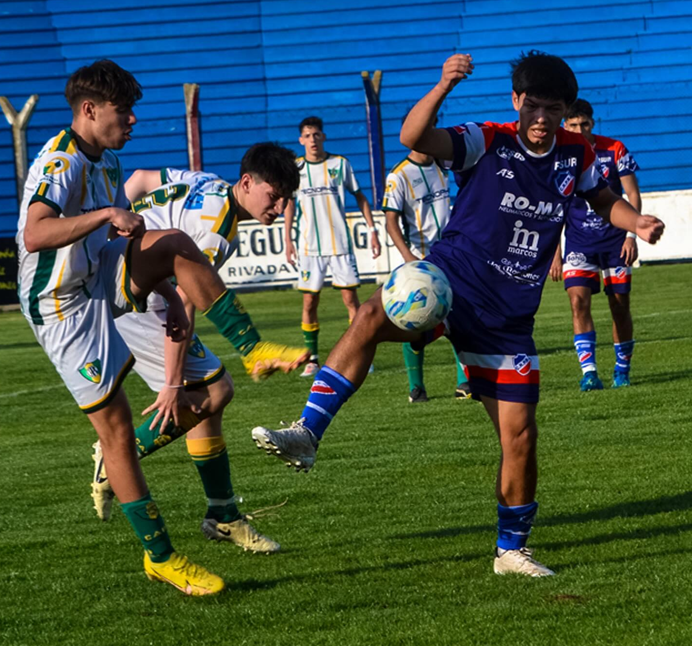 ROSARIO IGUALO ANTE COMERCIAL EN RESERVA Y AHORA COMPARTE LA PUNTA