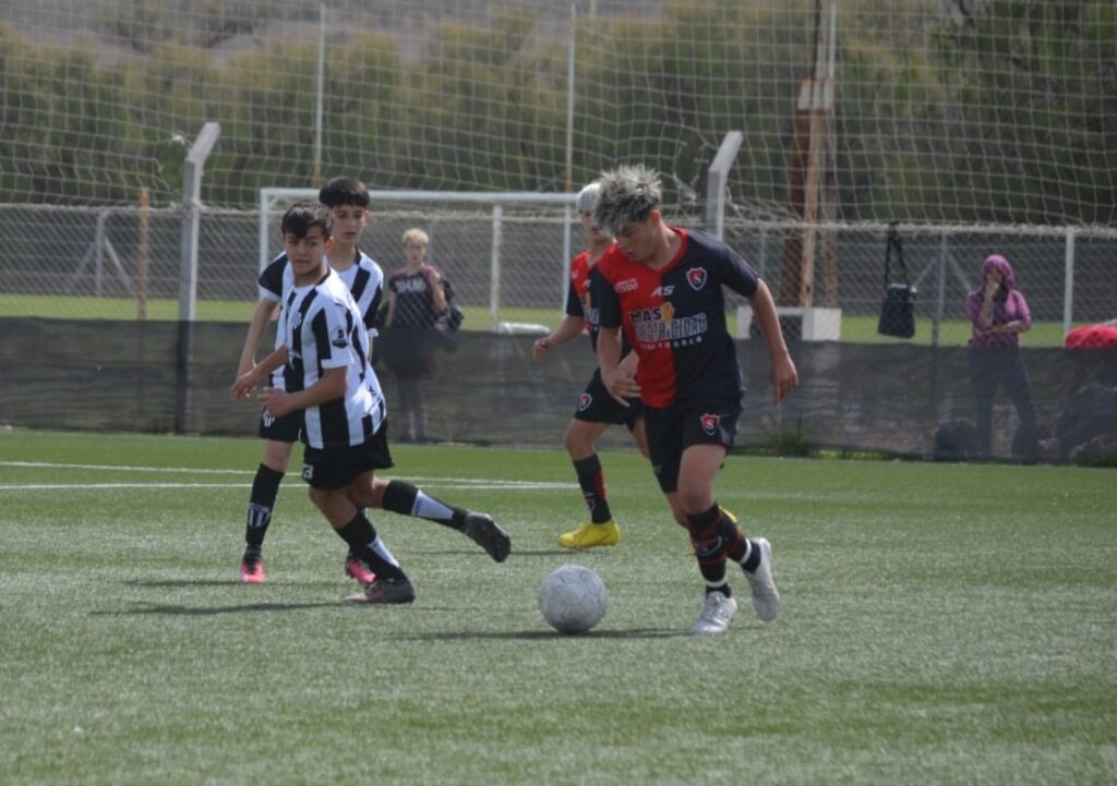 MENORES Y JUVENILES: SPORTING JUGO ANTE LINIERS