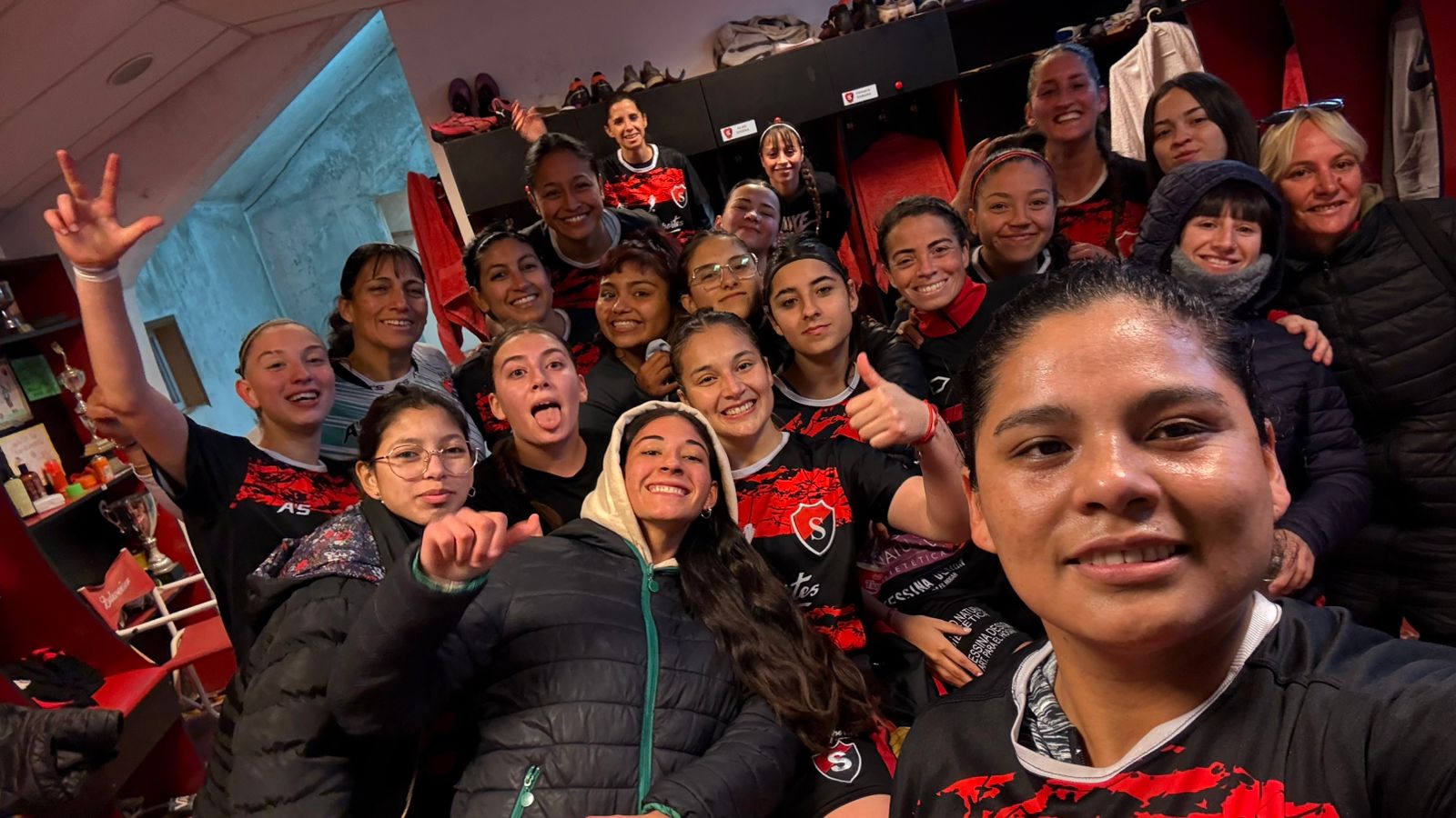 SPORTING FEMENINO ARRASO ANTE PACIFICO Y SIGUE PRENDIDO EN LA PELEA